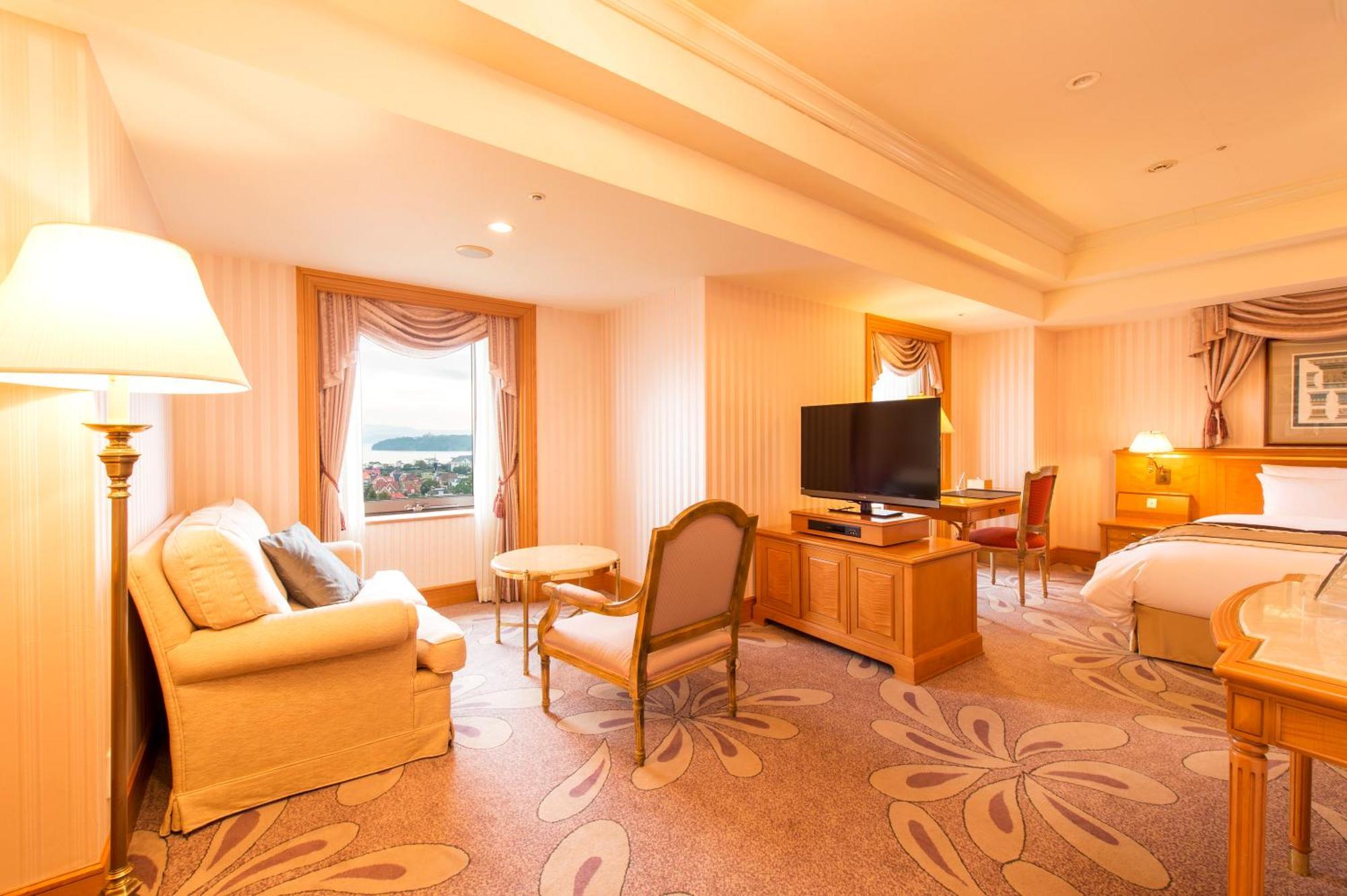Hotel Okura Jr Huis Ten Bosch Сасебо Экстерьер фото A suite at the hotel