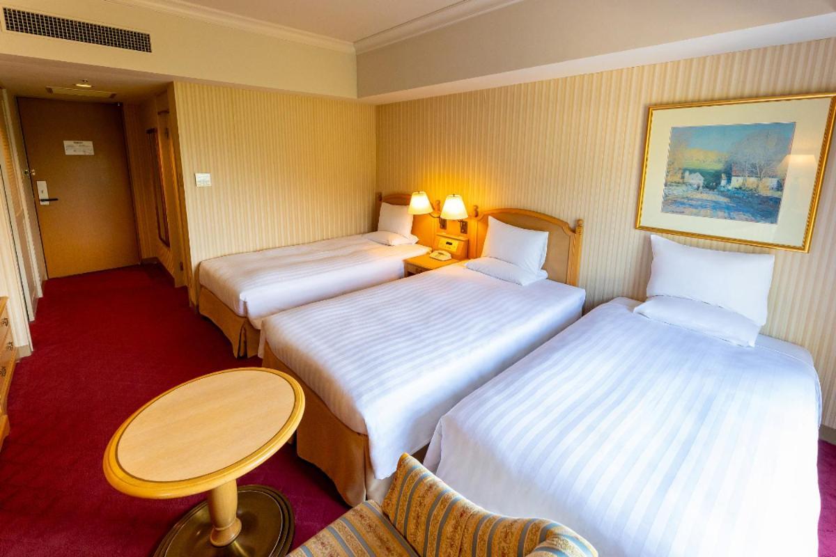 Hotel Okura Jr Huis Ten Bosch Сасебо Экстерьер фото A room at the hotel