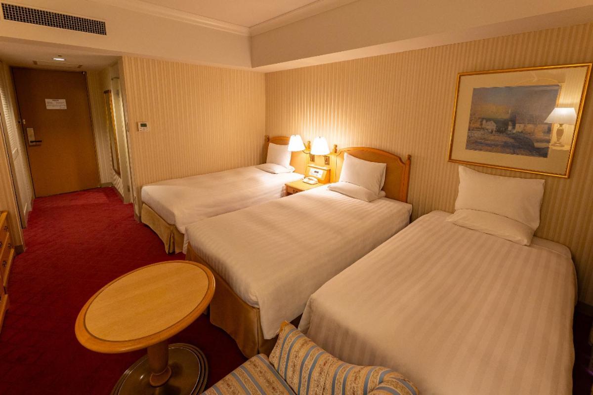 Hotel Okura Jr Huis Ten Bosch Сасебо Экстерьер фото A room at the hotel
