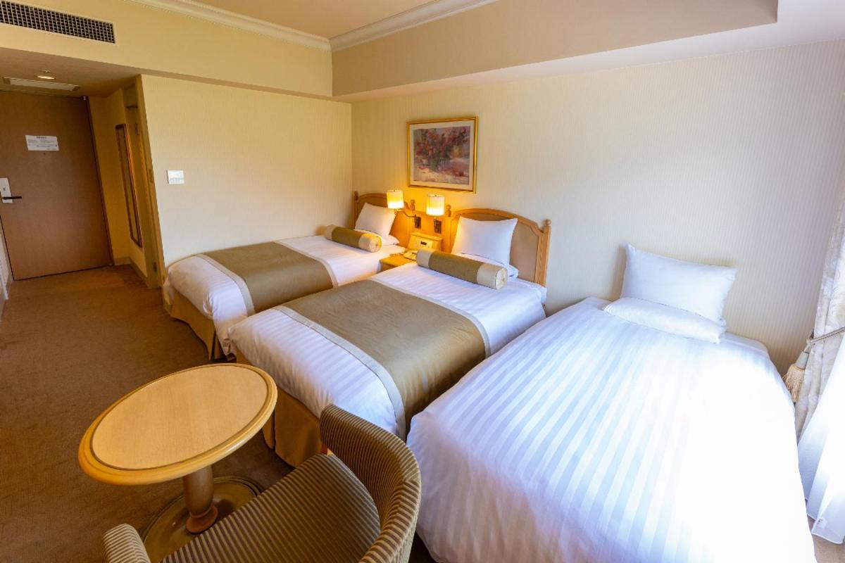 Hotel Okura Jr Huis Ten Bosch Сасебо Экстерьер фото A room at the hotel