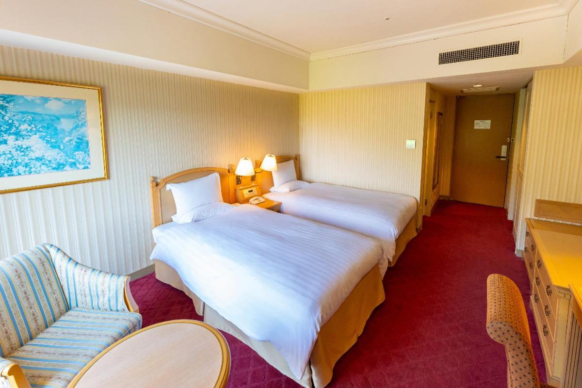 Hotel Okura Jr Huis Ten Bosch Сасебо Экстерьер фото A room at the hotel