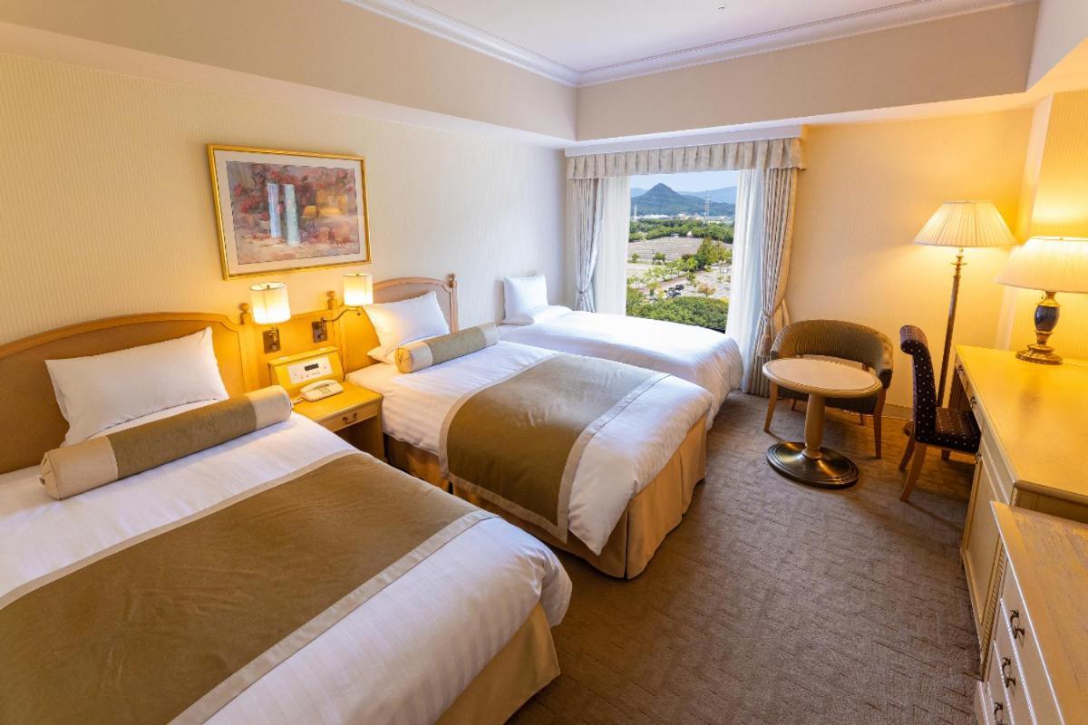 Hotel Okura Jr Huis Ten Bosch Сасебо Экстерьер фото A room at the hotel