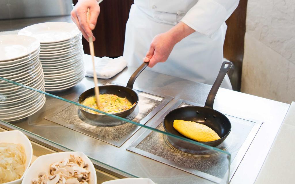 Hotel Okura Jr Huis Ten Bosch Сасебо Экстерьер фото Preparation of an omelette
