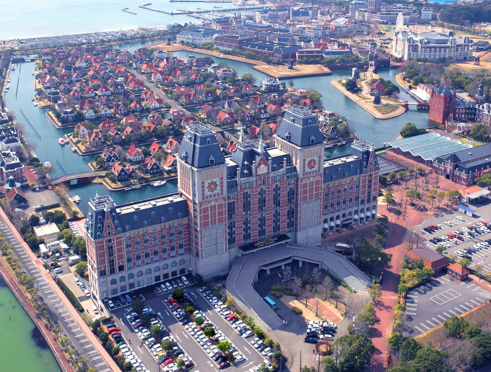 Hotel Okura Jr Huis Ten Bosch Сасебо Экстерьер фото Aerial view of the complex